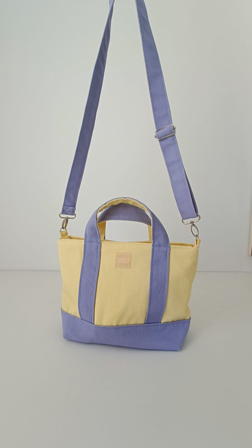 Bossa Barcelona Small de cotó groc pastel amb nanses i bandolera de color lila