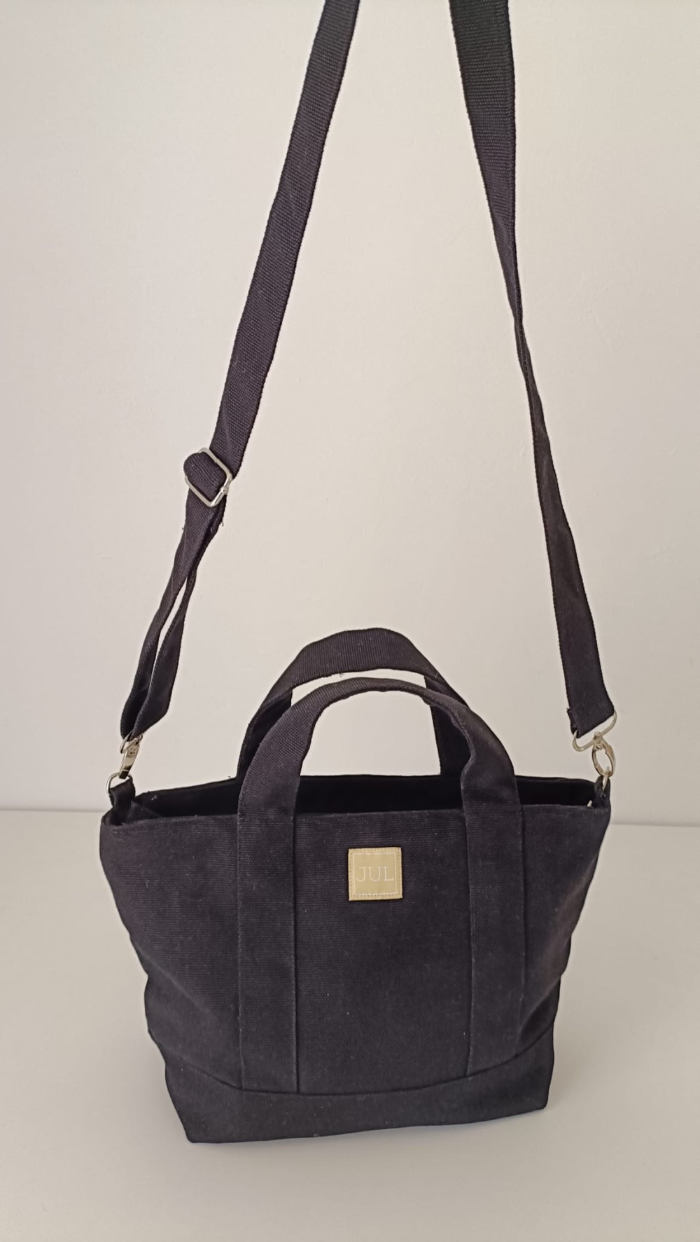 Barcelona Small en negre amb bandolera
